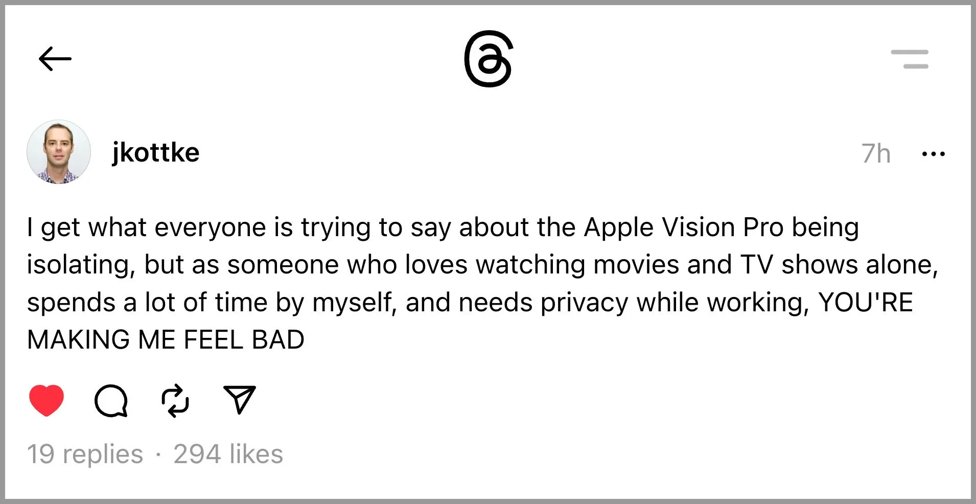 بسیاری از مردم به این نکته اشاره می کنند که Apple Vision Pro بسیار شخصی، بسیار خصوصی و بنابراین بسیار منزوی است. جدا از تماس های FaceTime یا Zoom در داخل دستگاه، اینطور نیست که بتوانید در یک فضای مجازی با دوستان باشید. این بهترین صفحه نمایش سینمای خانگی با صفحه بزرگی است که خواهید داشت، اما باید به تنهایی آن را تماشا کنید.